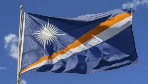 Drucke von Das Flagge der Marshall-Inseln, Pazifische Inseln, flattert im Wind, isoliert gegen einen blauen Himmel Marshallinseln Drucke: Das Flagge der Marshall-Inseln.
