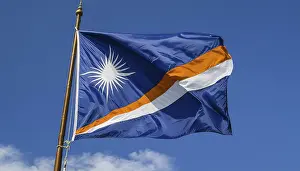 Drucke von Die Flagge der Marshallinseln, Pazifische Inseln, flattert im Wind, isoliert gegen einen blauen Himmel Marshallinseln Drucke: Das Flagge der Marshallinseln.