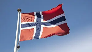 Blue Sky National Emblem Drucke: The flag of Norway flutters in the wind