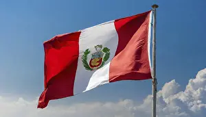 Blue Sky National Emblem Drucke: The flag of Peru flutters in the wind