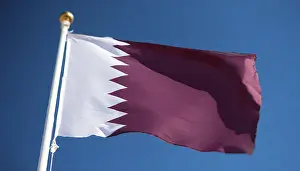Flag Fluttering In Wind Drucke: The flag of Qatar flutters in the wind