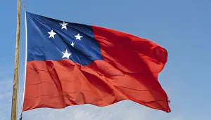 Blue Sky Image Drucke: The flag of Samoa, fluttering in the wind