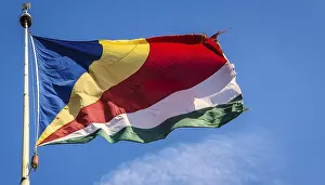 Seychelles Flag Drucke: The flag of Seychelles, fluttering in the wind