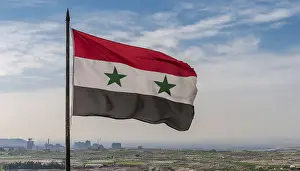 Deserted Middle East Landscape Drucke: The flag of Syria flutters in the wind