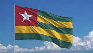 Drucke von Die Flagge von Togo flattert im Wind, isoliert gegen einen blauen Himmel Togo Drucke: Die Flagge von Togo flattert im Wind.