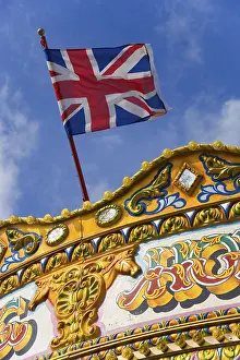 Union Jack Flag Design Drucke: Flag of the United Kingdom above a carousel on the pier in Brighton