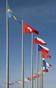 Blue Sky Flags Drucke: Flags of different countries against the background of blue sky