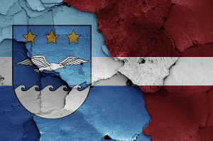 Drucke von Fahnen von Jurmala und Lettland auf einem gekrümmten Wand gemalt Lettland Drucke: Fahnen von Jurmala und Lettland auf einem gekrümmten Wand gemalt.