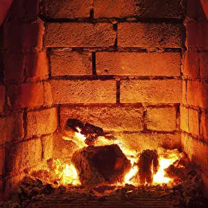 Fire In Fireplace Drucke: Flames of fire in fireplace in evening time