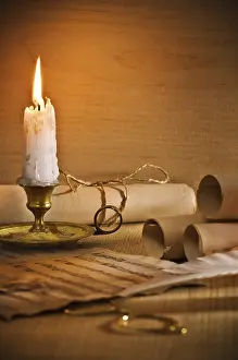 Candlelight Studio Shot Drucke: Flaming candle and antic musical notes