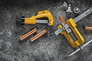 Bilder Datiert 9. Januar 2024: Flaring copper pipes tools dark background