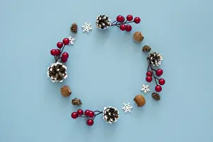 Flat Lay Christmas Decoration Drucke: Flat lay cute winter wreath elements