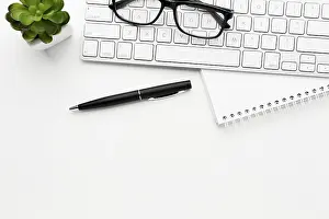 Office Work Station Setup Drucke: Flat lay desk items frame with copy space