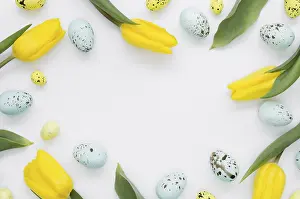 Christian Easter Tradition Drucke: Flat lay eggs easter with tulips frame