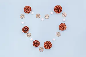 Wooden Snowflake Ornaments Drucke: Flat lay heart shaped out pine cones