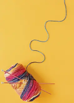 Warm Winter Scene Drucke: Flat lay knitting needles wool