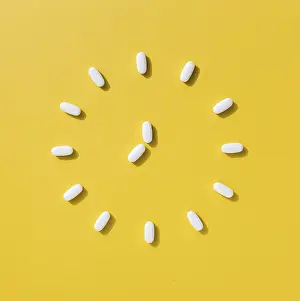 Healthcare System Products Drucke: Flat lay pills making clock shape