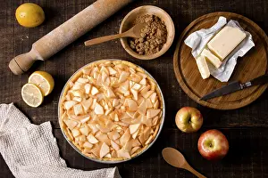 Traditional Baked Goods Drucke: Flat lay uncooked apple pie with cinnamon