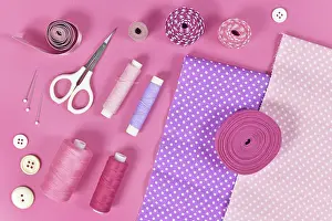 Sewing Tools Flat Lay Drucke: Flat lay with various sewing tools like fabric