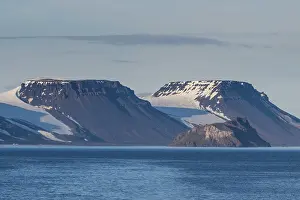 Deserted Russian Islands Drucke: Flat table mountains covered with ice