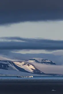 Uninhabited Island Group Russia Drucke: Flat table mountains covered with ice