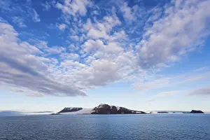 Uninhabited Island Group Drucke: Flat table mountains covered with ice