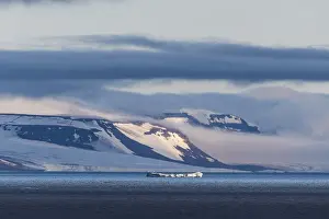 Deserted Island Group Drucke: Flat table mountains covered with ice