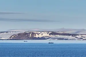 Franz Josef Land Archipelago Drucke: Flat table mountains covered with ice