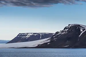 Uninhabited Island Group Drucke: Flat table mountains covered with ice