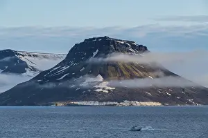 Franz Josef Land Archipelago Drucke: Flat table mountains covered with ice