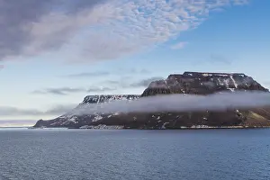 Uninhabited Island Group Drucke: Flat table mountains covered with ice