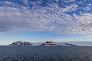 Franz Josef Land Archipelago Drucke: Flat table mountains covered with ice