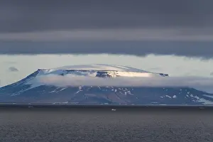 Uninhabited Island Group Drucke: Flat table mountains covered with ice