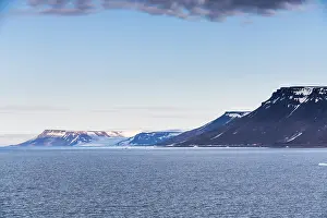 Franz Josef Land Archipelago Drucke: Flat table mountains covered with ice