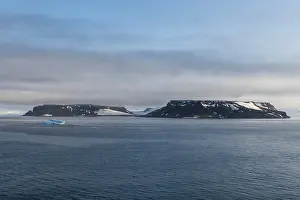 Uninhabited Island Group Drucke: Flat table mountains covered with ice