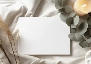 Bilder Datiert 8. Juli 2024: Flachaufnahme mit weißem leeren Blatt Kopierleerfläche für Text.