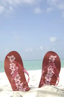 Maldives Island Getaway Drucke: Flip-flops on the beach, Diffushi Island