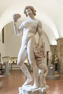 Drucke von Florenz, Italien - Circa Juni 2021: Bacchus von Michelangelo Buonarroti, 1501. Antike Skulptur aus weißem Marmor Michelangelo Buonarroti Drucke: Florenz, Italien - Circa Juni 2021: Bacchus von Michelangelo Buonarroti.