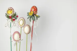 Christian Tradition Drucke: Flower pins, decorated Easter eggs