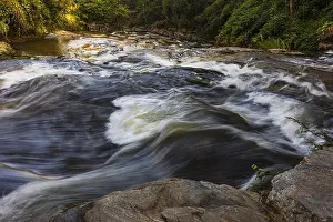 Bewegter Fluss der Mae Ya River in der Nähe des Doi Inthanon Nationalparks, Chiang Mai Provinz, Thailand