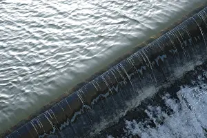 Deserted German Waterfront Drucke: Everything flows: At the Palmengarten weir in Leipzig