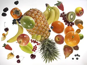 Studio Shot Fruits Drucke: Flying fruit, pineapple, orange