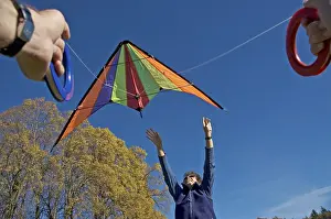 Teamwork And Friendship Drucke: Flying a kite