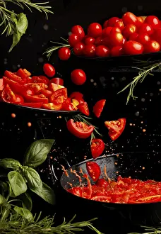 Fragrant Plant Images Drucke: Flying tomatoes, whole and sliced