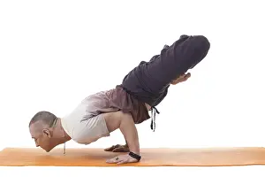Difficult Yoga Pose Drucke: Focused athletic man posing in difficult yoga pose