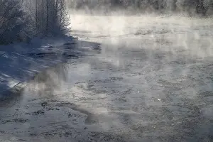 Drucke von Dampf über dem Fluss Glomma (Glama), Alvdal, Hedmark, Innlandet, Norwegen, Februar 2026 Dampf über dem Fluss Glomma (Glma), Alvdal, Hedmark, Innlandet, Norwegen, Februar 2026 Fluss Drucke: Der Nebel über dem Fluss Glomma (Glama).