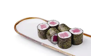 Drucke von Leckeres Essen, leckere Sushi-Rollen gefüllt mit frischer Thunfisch und Reis sind auf einem stilvollen weißen Teller ordentlich angeordnet, zeigen farbenfrohe Farben und fachmännische Handwerkskunst Minimalistische Kunstwerke Drucke: Lebensmittel, Leckere Sushi-Rollen gefüllt mit frischem Thunfisch und Reis sind auf einem schicken weißen Teller