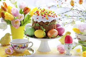 Traditional Easter Dessert Drucke: Food, Easter cake and colourful eggs on festive Easter table