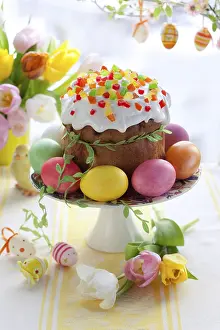 Food Photography Ideas Drucke: Food, Easter cake and colourful eggs on festive Easter table