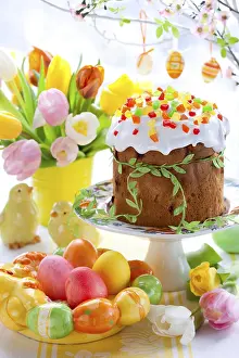 Decorative Easter Eggs Drucke: Food, Easter cake and colourful eggs on festive Easter table